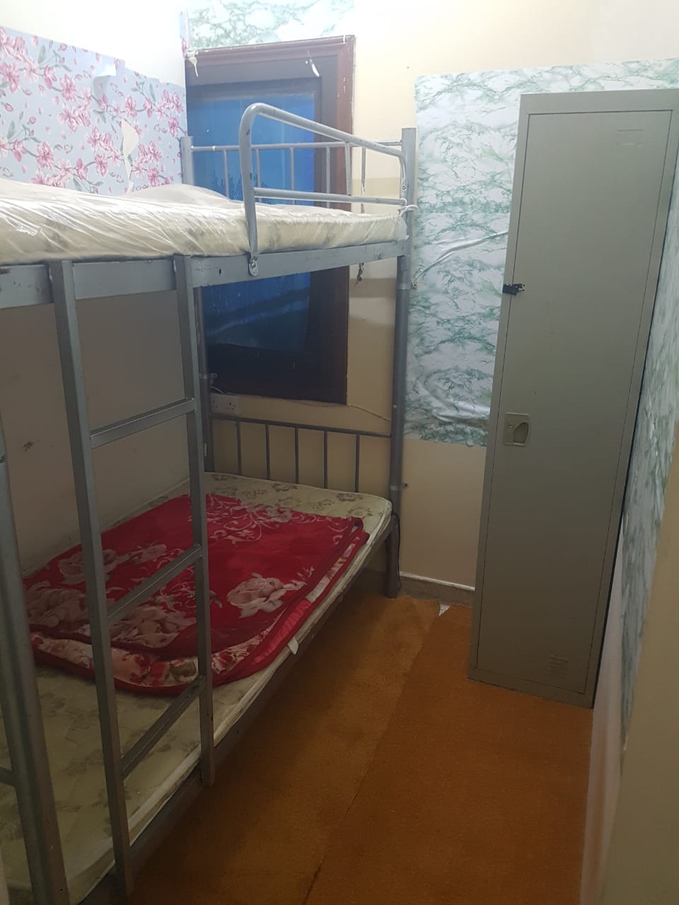 BED SPACE AVAILABLE FOR LADIES/GENTS IN DEIRA BETWEEN UNION AND B