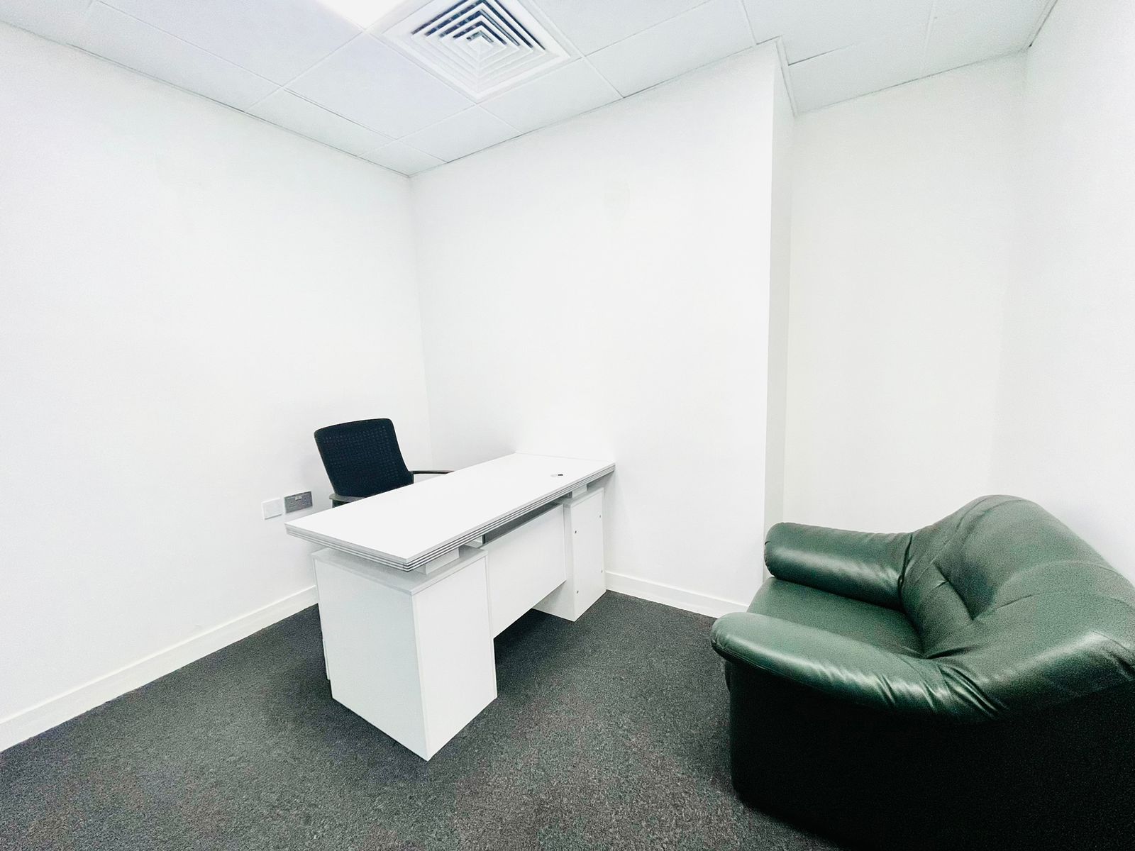 0% Commission, Well Arranged Office Space