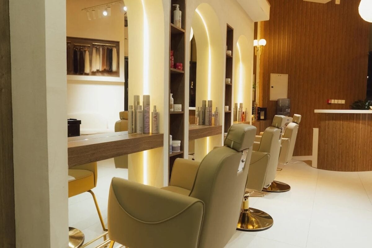para-ella-salon-interior-owner-2026-09-261790770856