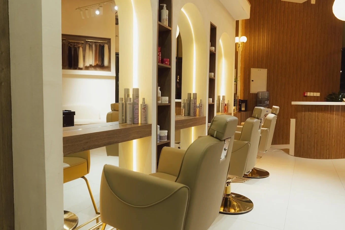 para-ella-salon-interior-owner-2026-09-261790770856